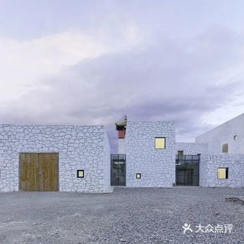 校园的一大亮点是融入海口当地建筑特色的半开放式教学建