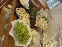 -茅草房·河畔园林火锅