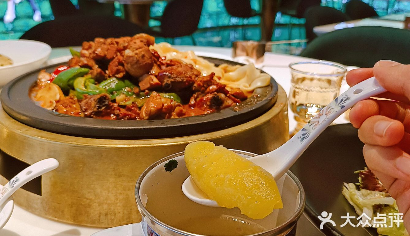 本碳水胃表示一份手工拉面不够吃！大盘鸡鸡肉可以少一点[抱拳]