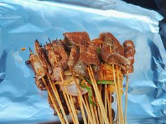 -何师烧烤·小龙虾·江湖川菜·精酿啤酒(成温店)