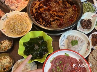 在重庆！！不会还有人没吃过他家美蛙鱼火锅叭\n