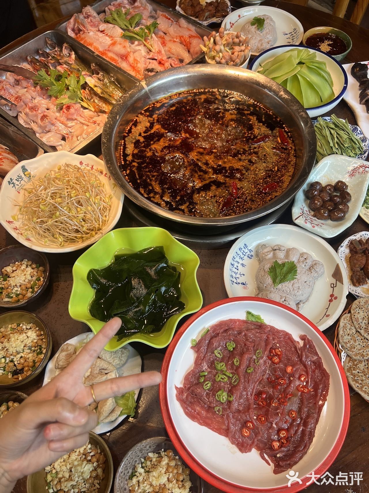 在重庆！！不会还有人没吃过他家美蛙鱼火锅叭
