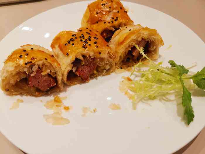 蔡澜港式点心(丽泽天街店)-"客流量大, 人手不够.我们坐在位置上10.