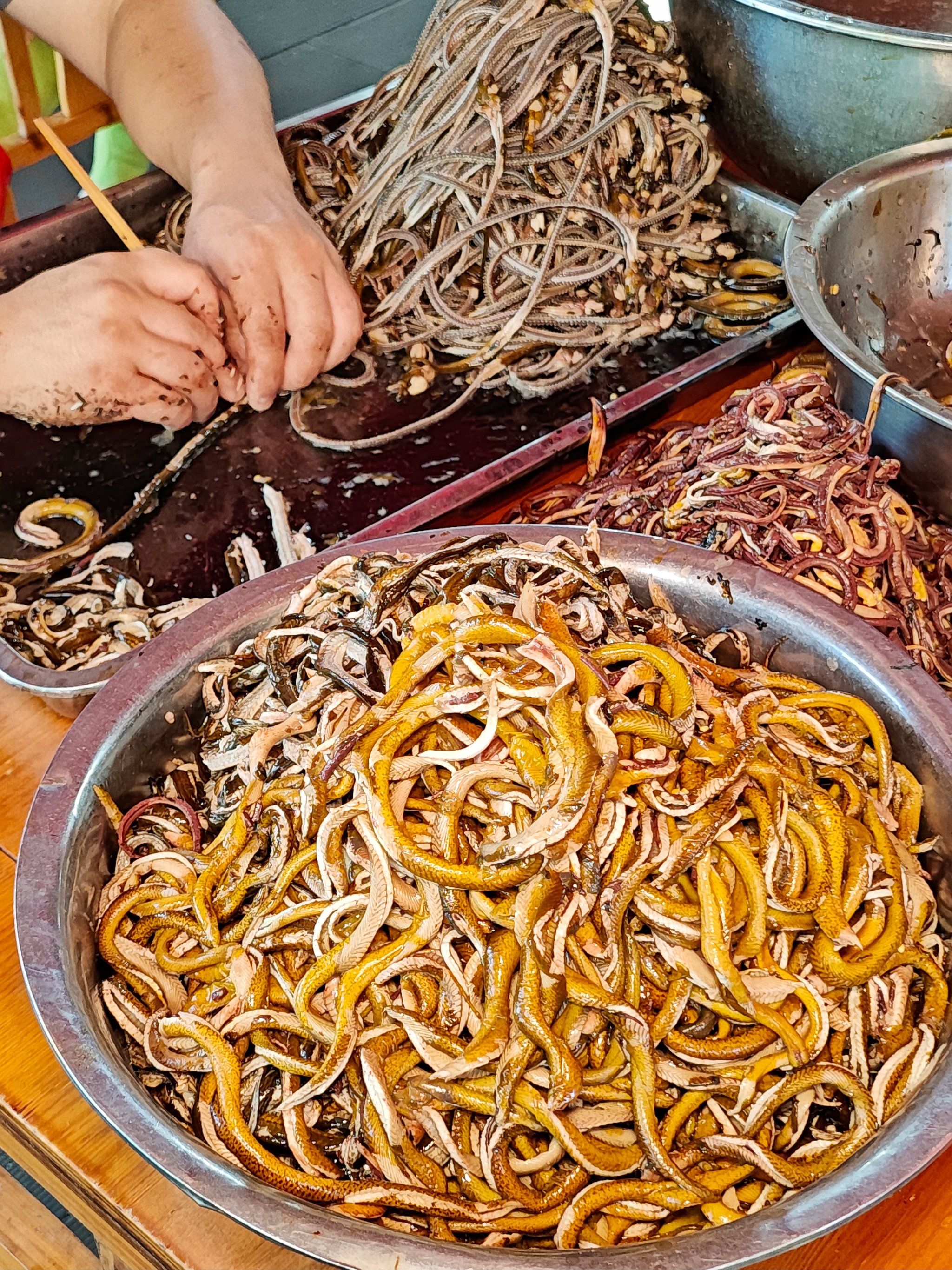 原来传统的鳝丝做法,都是手工剔出来的!