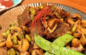 Black Pepper Beef Ribs with Sautéed Mushrooms