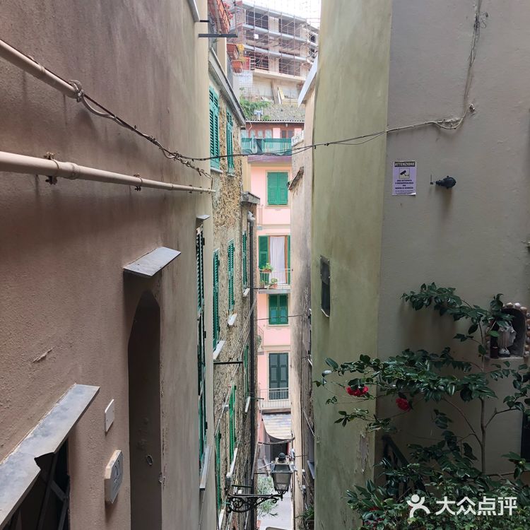 很好看，山上有一个小教堂，到处都能看到海