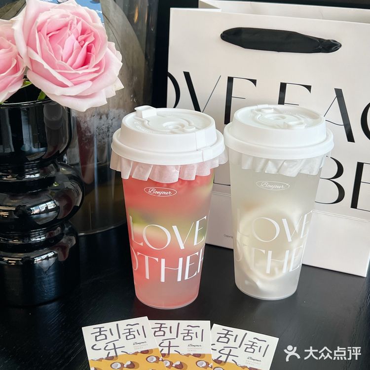 夏天当然要喝一杯BONJOUR的椰子水呀🥥