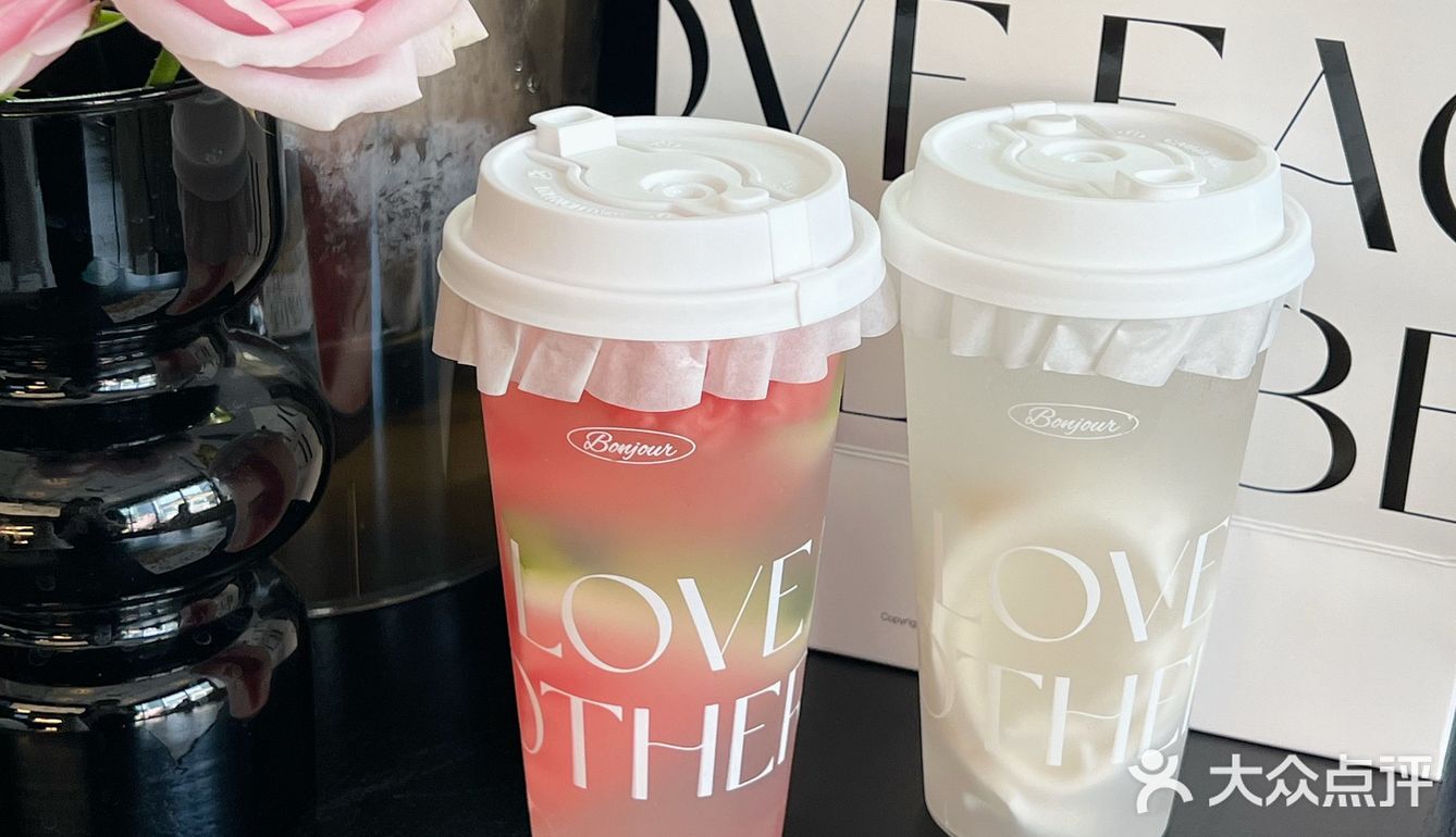 夏天当然要喝一杯BONJOUR的椰子水呀🥥