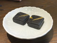 芝麻流心奶黄姑嫂小方-佬泰丰斋· 乌镇茶食餐厅