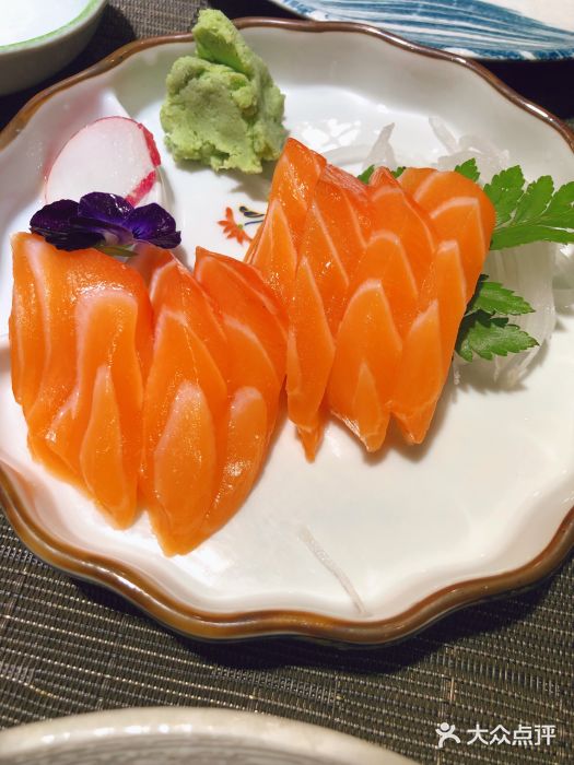青都里日本料理(高新二路店)三文鱼刺身图片