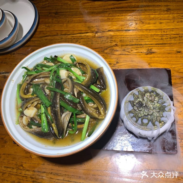 这个我个人更觉得芳芳私房菜那家好吃