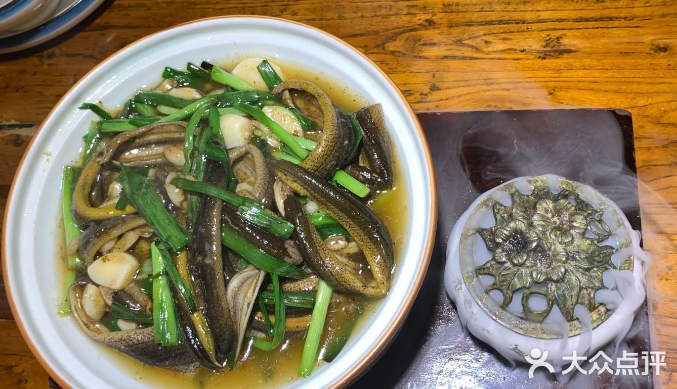 这个我个人更觉得芳芳私房菜那家好吃