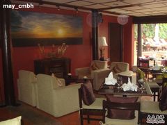 坐在那边可以看到外面泳池晒肉的鬼佬，咔咔-Ruen Urai