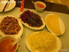 春饼,酱吵鸡蛋,香辣肉丝,炒土豆丝,红汤-老昌春饼(中央大街店)