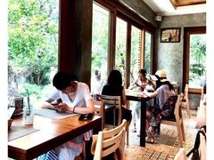 -Chom Cafe and Restaurant