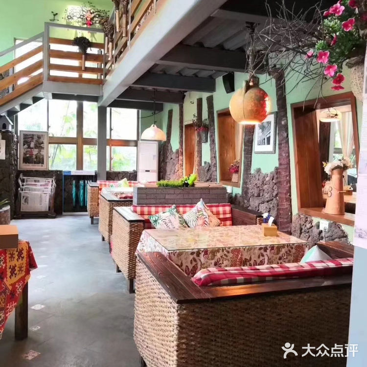 网上选了几家，就定了海口这家森林城市酒店，到了门口