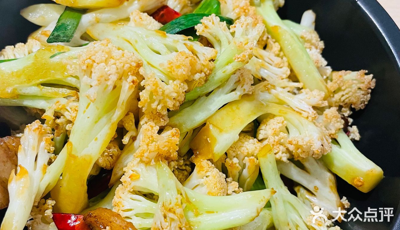 应该是把花椒磨碎来调味，去骨的鸡肉并不会很辣辣