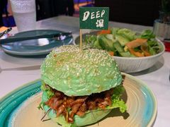 BBQ猪肋排汉堡-DEEP·美式餐吧(五棵松华熙LIVE店)