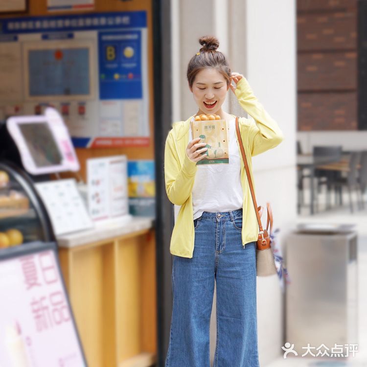 鸡蛋仔大概是最平价的街边甜品小吃，外脆里嫩的甜香！