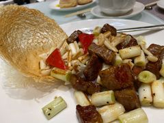 野菌葱爆雪花牛肉粒-香港百合居(LCM置汇旭辉广场店)