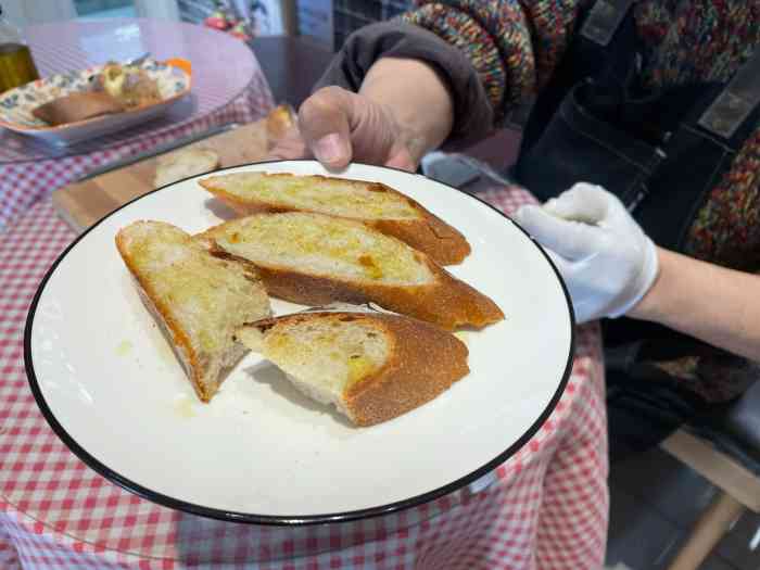 熊叔熊婶面包房-"[薄荷]环境:店还算大,在写字楼一层,旁.