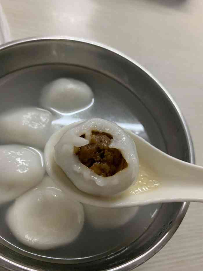 打分   /人 家庭小店 四张桌子 快九点去就没人了 尝试肉元宵 北方人