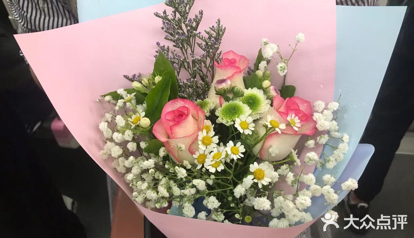 循礼门逛街人手一束花
