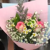 循礼门逛街人手一束花