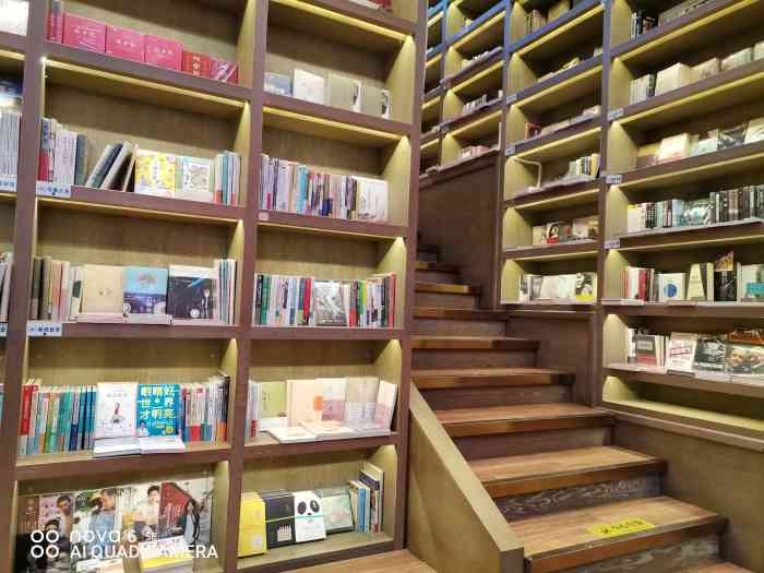 三联书店(touch12街店)-"这个算是网红书店吧,在十二街里面,挺大的.