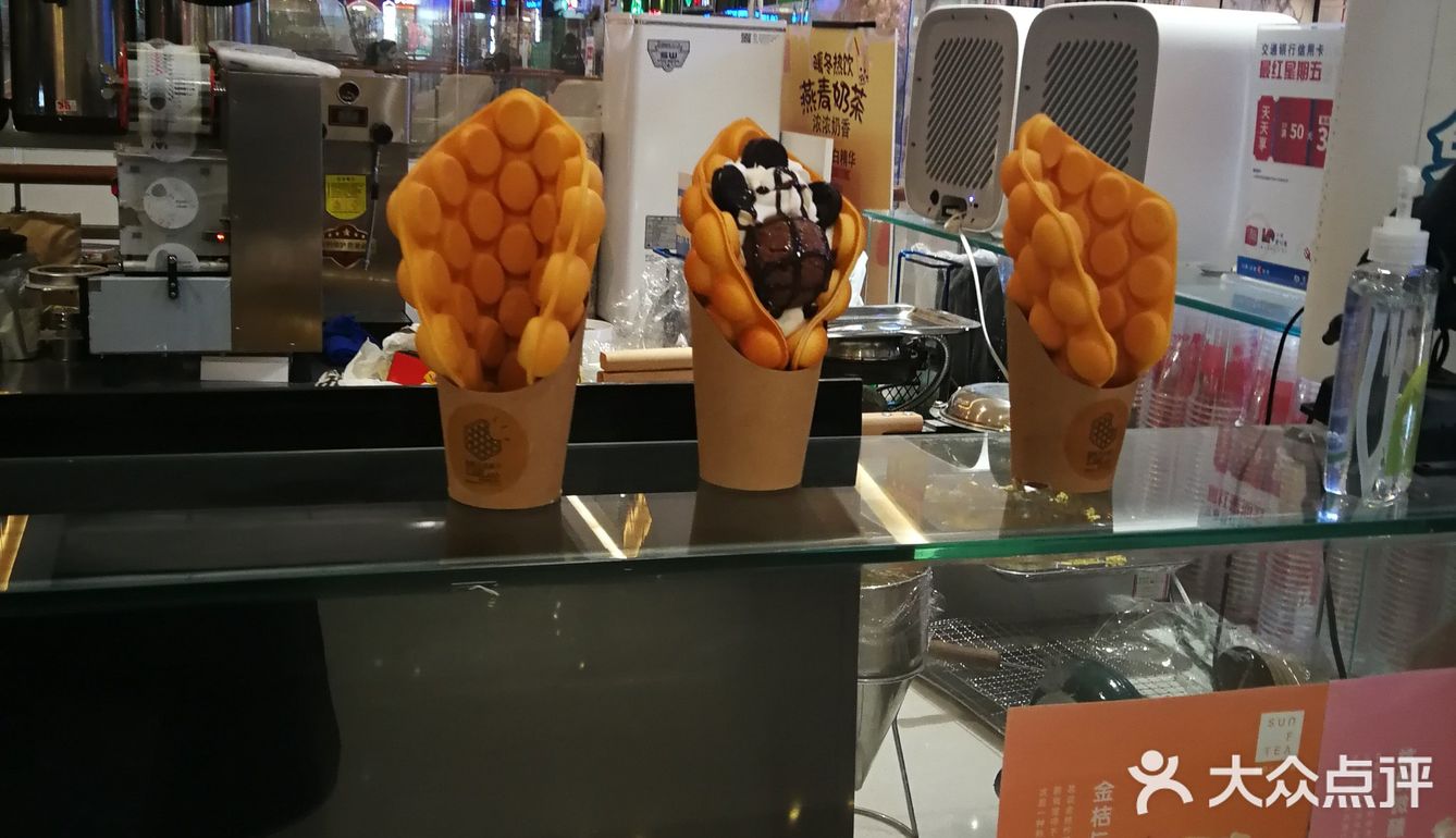桃花漂露气，波中含烟翠～