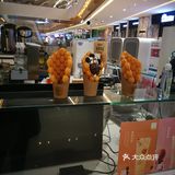 桃花漂露气，波中含烟翠～