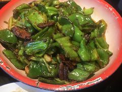 辣椒炒肉-鱼窝棚柴火铁锅炖(富山屯店)