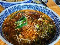 辣肉面加雪菜和毛豆-沪西老弄堂面馆(定西路店)