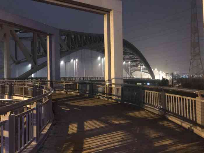 昌吉东路(地铁站)-"总二楼出来的地方很适合拍照哎,我和同学还.