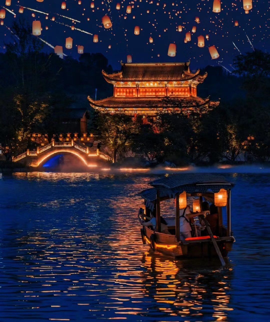 灯火阑珊水中影