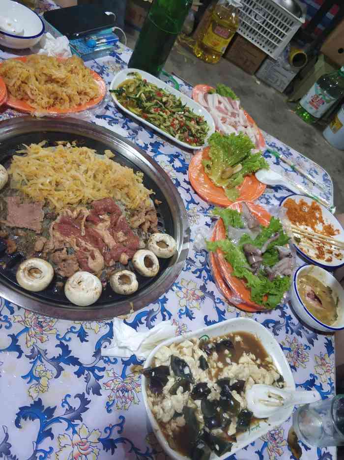 正宗齐齐哈尔地桌煎肉-"来好朋友家楼下吃饭～在美甲店门外,老板.