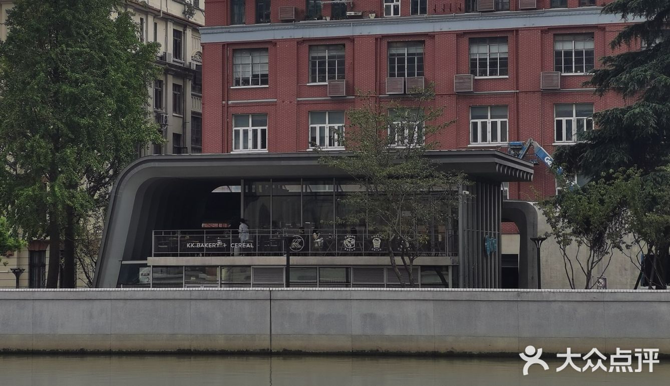 心仪已久，在苏州河边午餐，餐后散步時眺望咖啡馆二楼