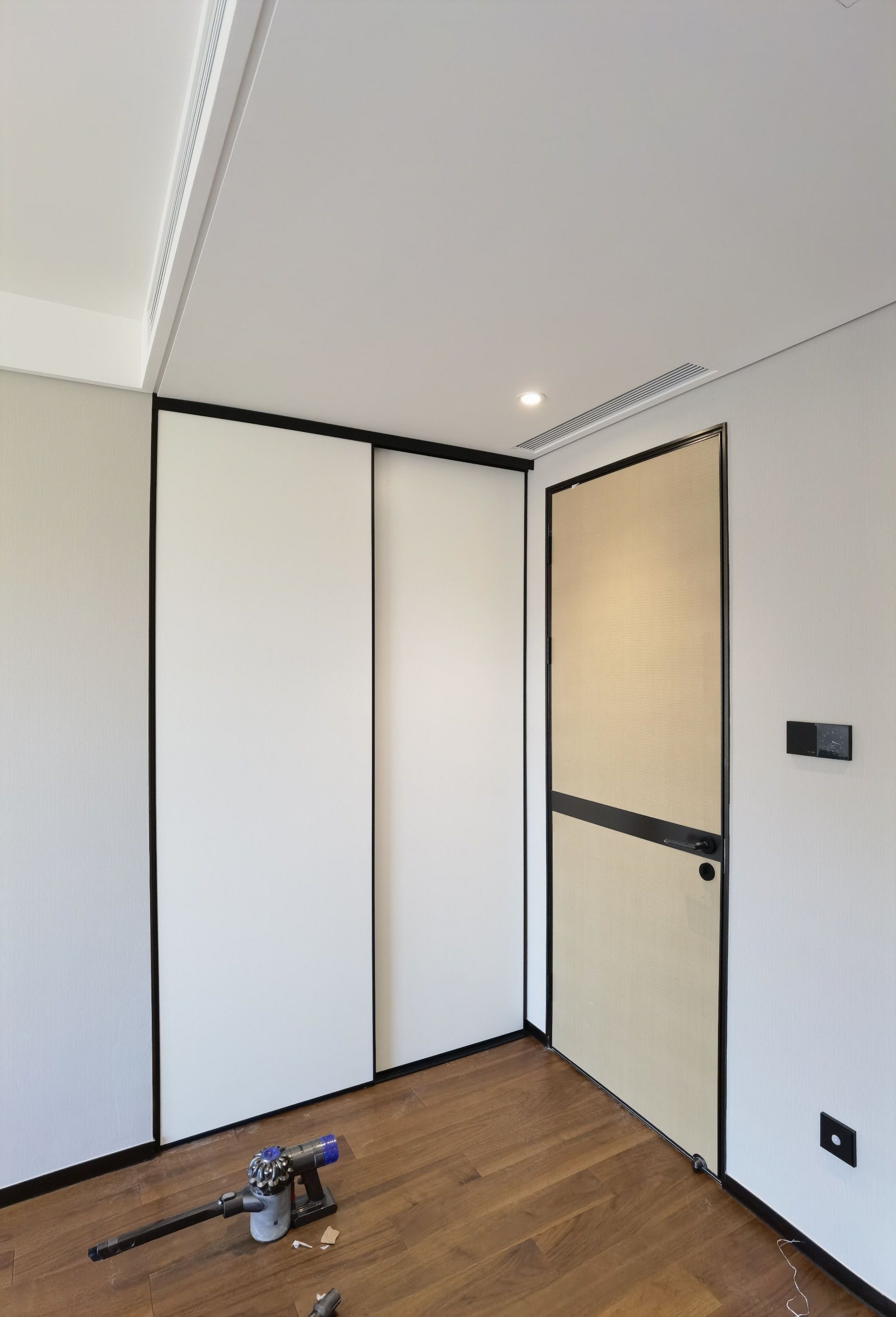 家里藏了一个嵌入式衣柜~
