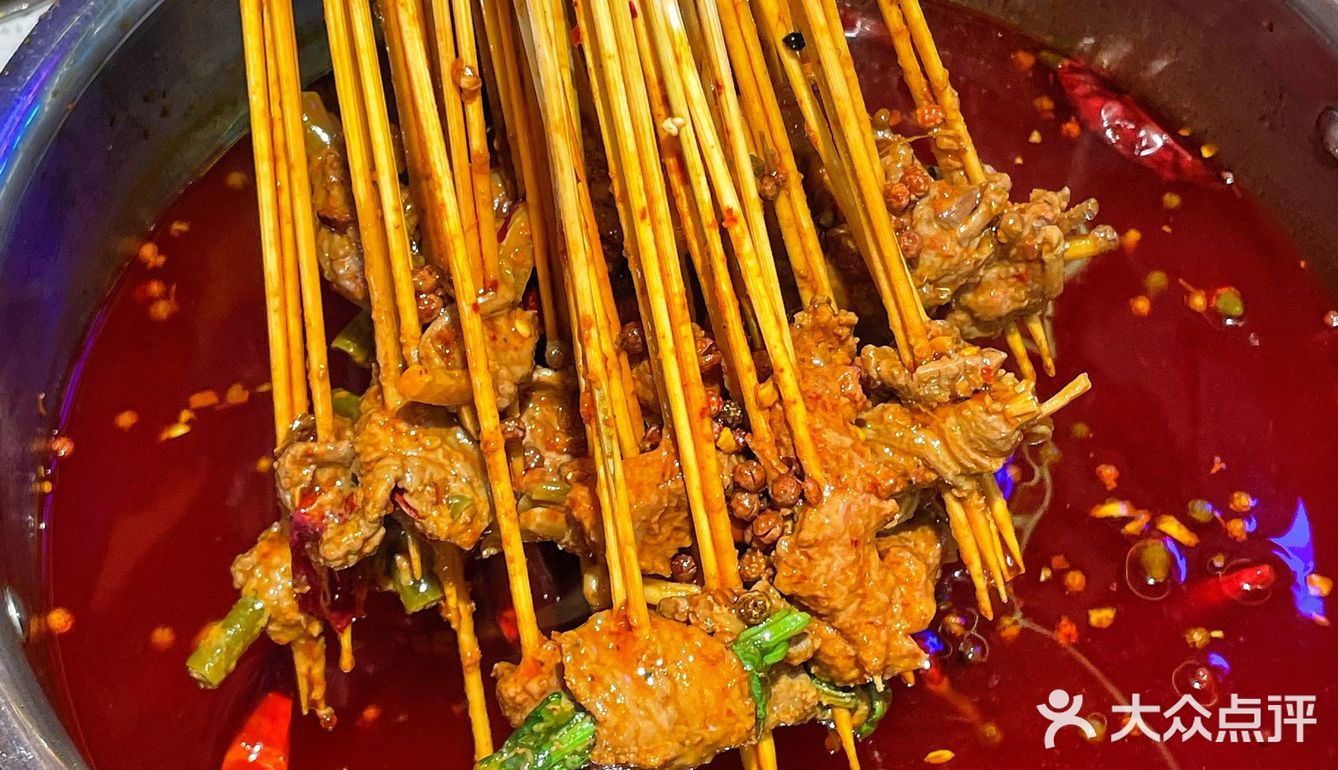 重庆洪崖洞旁平价串串店🍢小吃超多，人均40