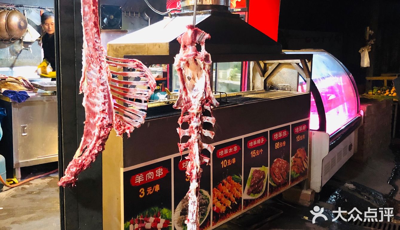 略显悲伤 松枝烤鸡、熏牛肉