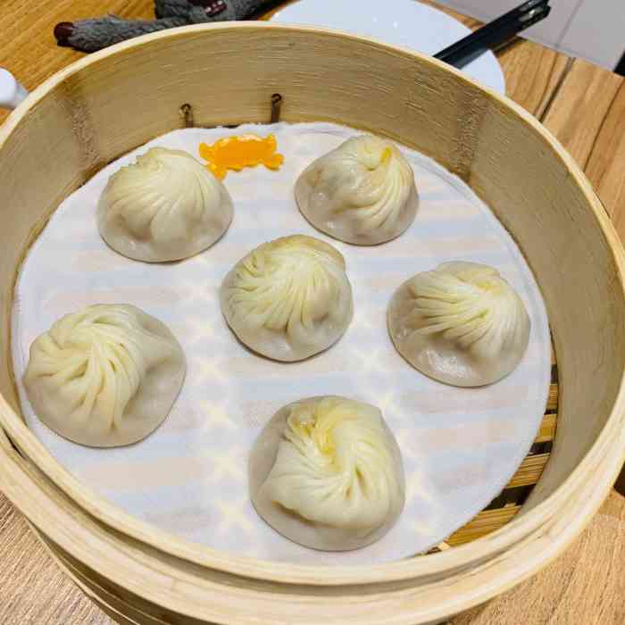 鼎泰丰(君太百货店)-"招牌,蟹粉,松露各点了半份,个人觉得松露.