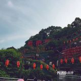 火锅店倚山而建，枇杷园中，亭台楼阁，错落有秩