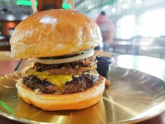 炭烤肥牛牛肉堡-魏斯理汉堡(西安沣东吾悦店)