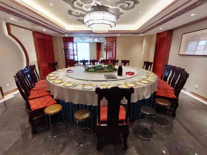 全聚德(月亮湾路店)-"当天可能人比较多,服务员反应有点慢.烤.