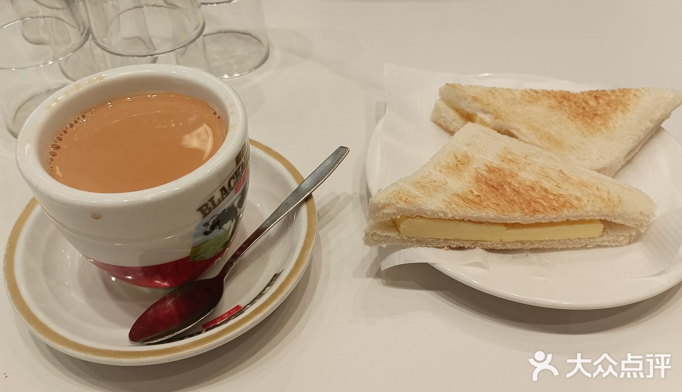 我決定來一份他們家的招牌早餐 - 牛油三文治和熱奶茶