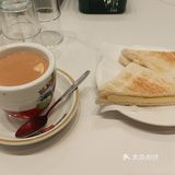 我決定來一份他們家的招牌早餐 - 牛油三文治和熱奶茶