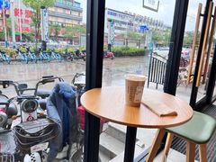 靠窗位-星巴克(南通海安文峰大世界店)