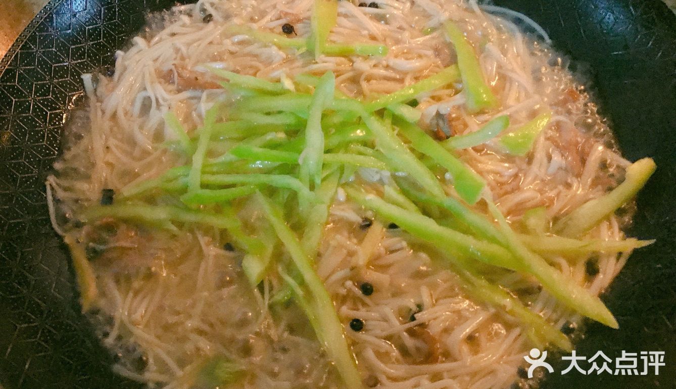 多吃菌类好处多，好吃的金针菇炒肉丝
