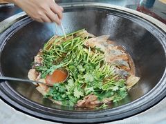 -东北烧烤铁锅炖水库鱼
