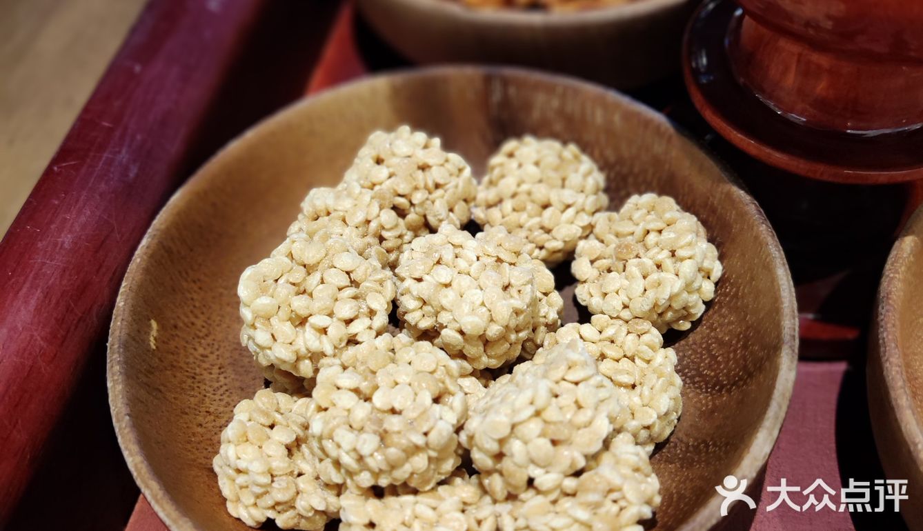 第一次喝藏茶，有点像沱茶，第一次吃藏区点心，感觉就像米花糖